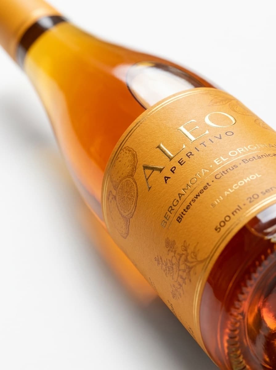 Aléo non-alcoholic aperitivo label detail on the 500 ml citrus botanical bottle